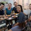 In Ho-Chi-Minh-Stadt in Vietnam machten sie Couchsurfing. Dung und ihre Familie nahmen das Paar auf. 