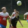 Den Ball hat der Wiesenbacher Andreas Schnatterer (links, hier im Zweikampf mit dem Offinger Christoph Bronnhuber) im Blick, doch die vorderen Tabellenplätze in der Kreisliga hat seine Mannschaft vorerst aus den Augen verloren. 	