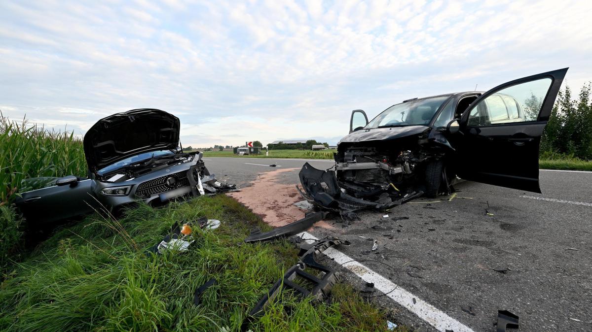 Unfall Mit Drei Verletzten: Autos Krachen Bei Überholmanöver Zusammen