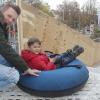 Spaß an der City-Galerie: Daniel Albrecht und Sohn Raphael, 5, nutzen die Rodelbahn beim „Winterland“ in Augsburg.