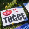 Ein Plakat mit der Aufschrift "Tugce" liegt vor dem Landgericht in Darmstadt.