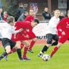 Mit Haken und Ösen wurde gestern beim Landkreisderby zwischen dem FC Königsbrunn (rote Trikots) und dem TSV Dinkelscherben gekämpft. Am Ende behielt der FCK knapp mit 4:3 Toren die Oberhand. 