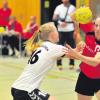 Kein Vorbeikommen: Für Kerstin Braun (am Ball) und die Landesligafrauen des TSV Aichach setzte es gegen den TSV Weilheim eine deutliche und völlig verdiente 17:23-Heimniederlage.  