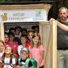 Unser Bild zeigt Bund-Naturschutz-Mitglieder und einige Schulkinder vor der neuen Toilette. 