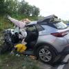 Zwei Menschen wurden bei dem Unfall am Montagnachmittag auf der B300 nahe der Ausfahrt Aichach-West schwer verletzt.