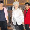 Tochter Petra (links) und Zweite Bürgermeisterin Maria Lang (rechts) gratulierten Jubilarin Maria Egner zu ihrem 85. Geburtstag. 