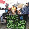 Das Schild mit der Aufschrift "Make the world green again" streikten Schüler in Günzburg.