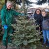 Peter Schlegel von der gleichnamigen Baumschule zeigt Carmen und Leon Marx einen schön gewachsenen Christbaum, der am Wochenende vor dem 24.12. geschmückt werden soll.