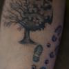 Diesen Baum – halb knorrig, halb voller Leben – hat sich Mario Dieringer in Mindelheim stechen lassen. In jedem Land kommt ein Tattoo hinzu. 	