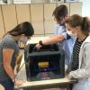 Lehrer Dieter Eberle und zwei Schülerinnen der Mittelschule machen sich mit dem 3D-Drucker vertraut.
