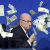 FIFA-Präsident Sepp Blatter wird auf einer Pressekonderenz nach der außerordentlichen Sitzung des  FIA-Exekutivkomitees am 20.07.2015 in Zürich (Schweiz) vom britischen Comedian Simon Brodkin mit Gelscheinen beworfen. 