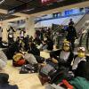 Klima-Aktivisten protestierten als Pinguine verkleidet am Berliner Flughafen