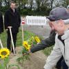 Sonnenblumen für die Spatenstecher: Sechs Unterschneitbacher haben gestern ihre Freude über den Startschuss für den Ausbau der B300 über den Gallenbacher Berg und die Entschärfung den größten Unfallschwerpunkts der Region so gezeigt. 