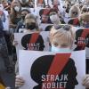 Zahlreiche Frauen in Warschau protestieren gegen die Pläne der Regierung, sich aus der Istanbul-Konvention zurückzuziehen.
