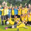 Die Jungs der U13 des TSV Gersthofen. Im Hintergrund die Väter des Erfolges, Axel Grosser, Franz Wondratschek und Franz Hermann (von links). 