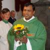 Pater Nirdosh Kujur ist neuer Kaplan in der Pfarreiengemeinschaft Aindling. Zur Begrüßung in Todtenweis gab es einen Blumenstrauß. 	
