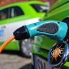 Elektroautos an der Stromtankstelle: Experten bezweifeln stark, dass es im Jahr 2020 eine Million Elektroautos auf deutschen Straßen geben wird.