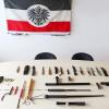Schlagringe, Schlagstöcke und Butterflymesser: Die Polizei Bad Wörishofen stellte Waffen und Symbole aus der rechten Szene sicher. 