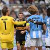 Münchens Torwart Marco Hiller (l) schlägt mit Münchens Leroy Kwadwo ein.