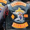 "Bandidos Germany" steht auf dem Rücken von Westen, die Mitglieder des Motorradclubs «Bandidos» tragen.