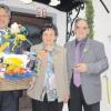 Zweiter Bürgermeister Gerhard Unglert (links) gratulierte und überreichte Josefine und Robert Mazeth einen üppig gefüllten Geschenkkorb.  