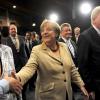Bundeskanzlerin Angela Merkel schüttelt zu Beginn der Regionalkonferenz vor Parteimitgliedern aus Hessen und Thüringen Hände. 