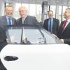 Bayern Wirtschaftsminister Martin Zeil (Zweiter von links ) lässt sich bei SGL in Meitingen von Dr. Reinhard Janta, Professor Gerhard Sextl vom Fraunhofer Institut und Dr. Hubert Jäger (von links) eine Autotür aus Carbonmaterial zeigen.  