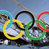 Olympische Ringe vor der Skisprungschanze in Garmisch.