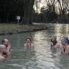 Brrrr – manche Badegäste haben schon im Sommer Probleme damit, im kalten Eisbach zu schwimmen. Eine Gruppe namens „Munich Hot Springs“ verweilt auch jetzt im Winter regelmäßig dort.