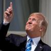 Donald Trump zeigt in Washington vor der Sonnenfinsternis mit dem Finger in Richtung Sonne und trägt dabei keine Sonnenbrille.