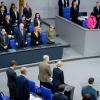 Die Bundesregierung, das Bundestagspräsidium und die Fraktionen gedenken im Bundestag der Opfer des Anschlags von Hanau. 