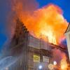 Meterhoch schlugen die Flammen aus dem Rathaus von Straubing.