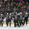 Gut gelaunte Zuschauer auf der Tribüne, erfolgreiche Spieler auf dem Eis: Die Eisbären bedanken sich nach dem Heimsieg gegen Farchant bei ihren Fans für die Unterstützung.