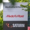 Ein Schild mit den Schriftzügen von Media Markt und Saturn vor der Firmenzentrale im bayerischen Ingolstadt.
