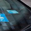 Sofort im Blick: Parkausweise im Auto müssen gut sichtbar ausgelegt oder angebracht werden.