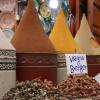 Auf dem Gewürzmarkt in Marrakesch gibt es viel zu sehen.