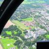 Im Anflug: Kann der Rettungshubschrauber auf dem Klinikum landen oder nicht? Geplant ist ein Platz auf dem Dach des Wirtschaftsgebäudes. Links unten zu sehen der bisherige Landeplatz, rechts und im Hintergrund das Gebiet der Stadt Neusäß, wo sich inzwischen Protest gegen die Stationierung regt. Fotos: Martin Deibl