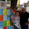 Während der italienischen Woche flattern in Krumbach viele bunte Steckbriefe mit Beschreibungen von ehrenamtlichen Aktivitäten an einem Bauzaun auf dem Krumbacher Marktplatz. 