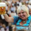 Claudia Roth wird an der Oktoberfest-Eröffnung am Samstag keine Maß Bier in die Höhe halten, wie auf dem Bild von 2012. Die Stadt München hat sie nicht eingeladen.
