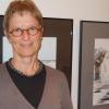 Karin Pritsch greift in ihrer Freizeit selbst zum Pinsel – sie malt Aquarelle. Unser Bild zeigt sie mit einer ihrer Arbeiten. 	