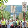 Auf dem Wemdinger Kreuzweg zur Basilika Maria Brünnlein bot der Oberhausener Wallfahrerzug mit seinen Kreuzen und Fahnen ein imposantes Bild. 550 Pilger nahmen dieses Jahr daran teil. 