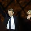 Der sozialliberale Kandidat Manuel Macron Macron konnte die Stichwahl um das Präsidentenamt in Frankreich gegen Marie Le Pen von der Front National für sich entscheiden.  Neben ihm steht seine Ehefrau Brigitte.