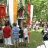 Bis zu 500 Gläubige nahmen vor Corona an den Gottesdiensten unter freiem Himmel an der Kapelle Willibaldsruh in Attenfeld teil. 