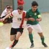 Lieferten sich eine klasse Partie in der Vorrunde der Futsal-Kreismeisterschaft in Aichach: Dasings Simon Gilg (links) und Stätzlings Kaan Dogan. Beide Teams haben sich für die Endrunde am 17. Dezember in Aichach qualifiziert.  	