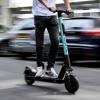 Ein 42-Jähriger wird in Bäumenheim von der Polizei kontrolliert. Einen E-Scooter darf er schon längst nicht mehr fahren. 