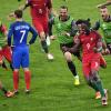 Éder (r) schießt Portugal zur Europameisterschaft. Frankreichs Antoine Griezmann ist fassungslos.