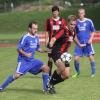 Etliche Spieltage mussten die Fußballer des FC Laimering-Rieden (in Blau) auf den ersten Saisonsieg warten, gegen den TSV Sielenbach (in Rot-Schwarz) klappte es: Das 2:0 bedeutete die ersten Punkte. 
