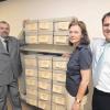 23 Schachteln mit Dokumenten aus der Geschichte Leipheims übergab Archivleiter Dr. Thomas Engelke (links) an Bürgermeister Christian Konrad und die Archivarin Dr. Claudia Madel-Böhringer.  