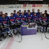 Die „erfolgreichste Eishockey-Mannschaft aller Zeiten“: Die Schülermannschaft des ESV Türkheim mit Trainer Gert Woll (hintere Reihe, Vierter von rechts) strebt in der Landesliga den dritten Platz an. 