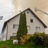 Ein großes Aufgebot an Einsatzkräften kämpft gegen die Flammen an einem landwirtschaftlichen Anwesen in Scheuring. Das Wohnhaus konnte bisher geschützt werden.